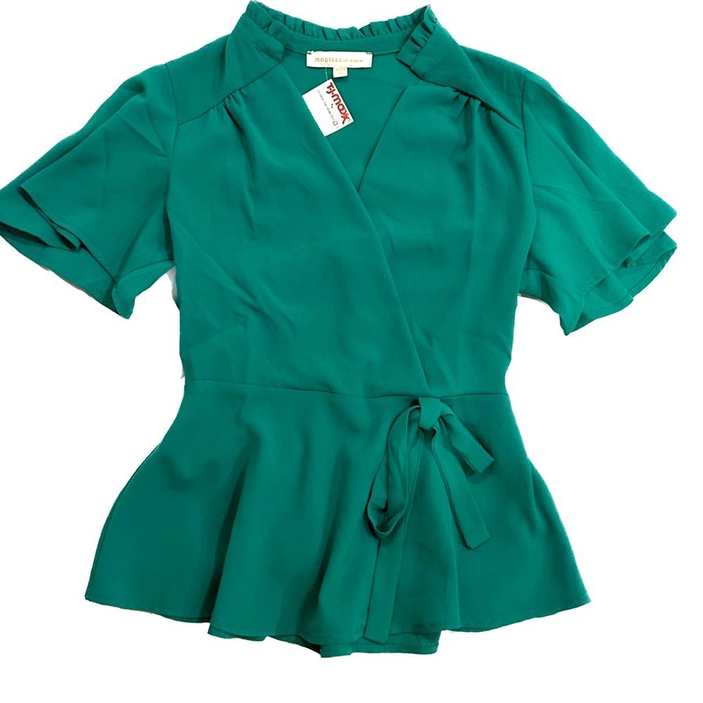 Green blouse with elastic waist and bow in the front